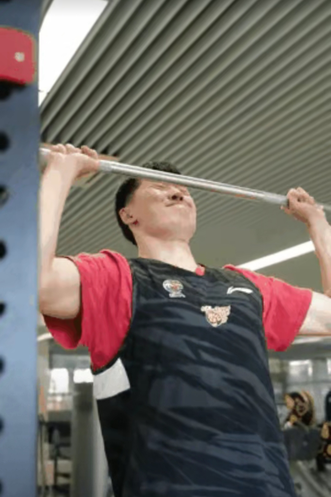 雷速直播-铁血拼搏！运动员用汗水证明自己