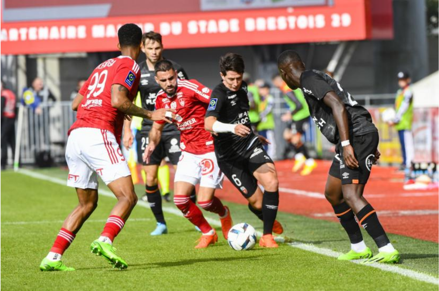 雷速-洛里昂对阵兰斯的比赛中遇到强大挑战