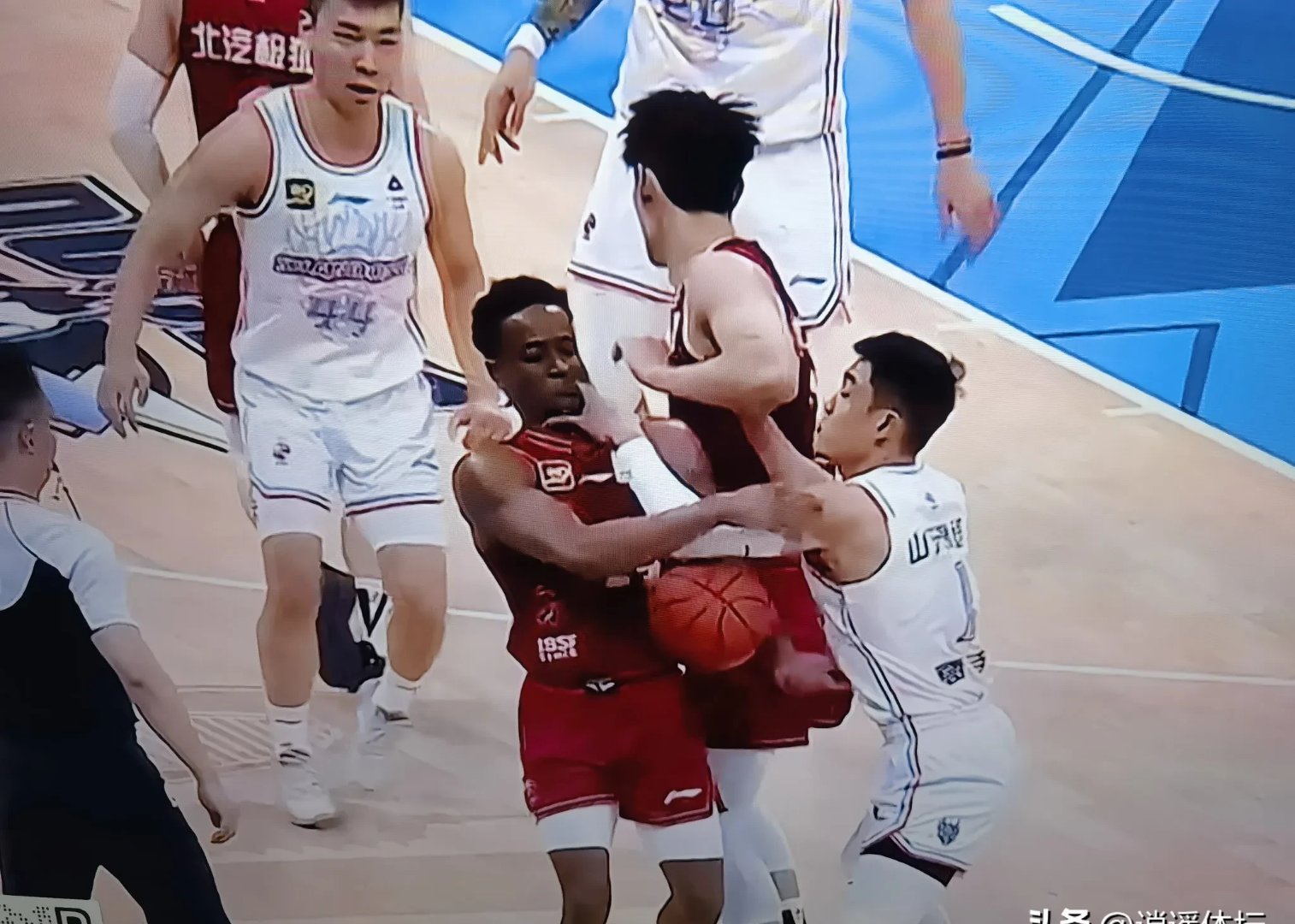 雷速官网-激烈对抗不畏强敌，令人惊叹的比赛