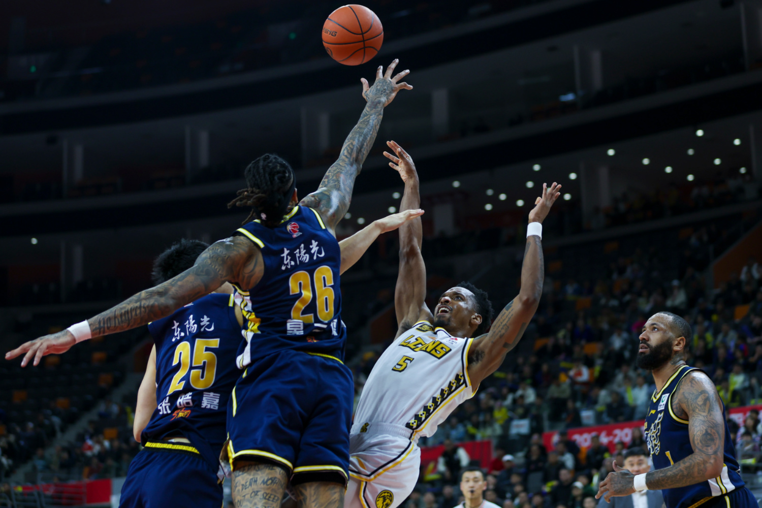 雷速直播-关键时刻外援挺身而出帮助球队取胜