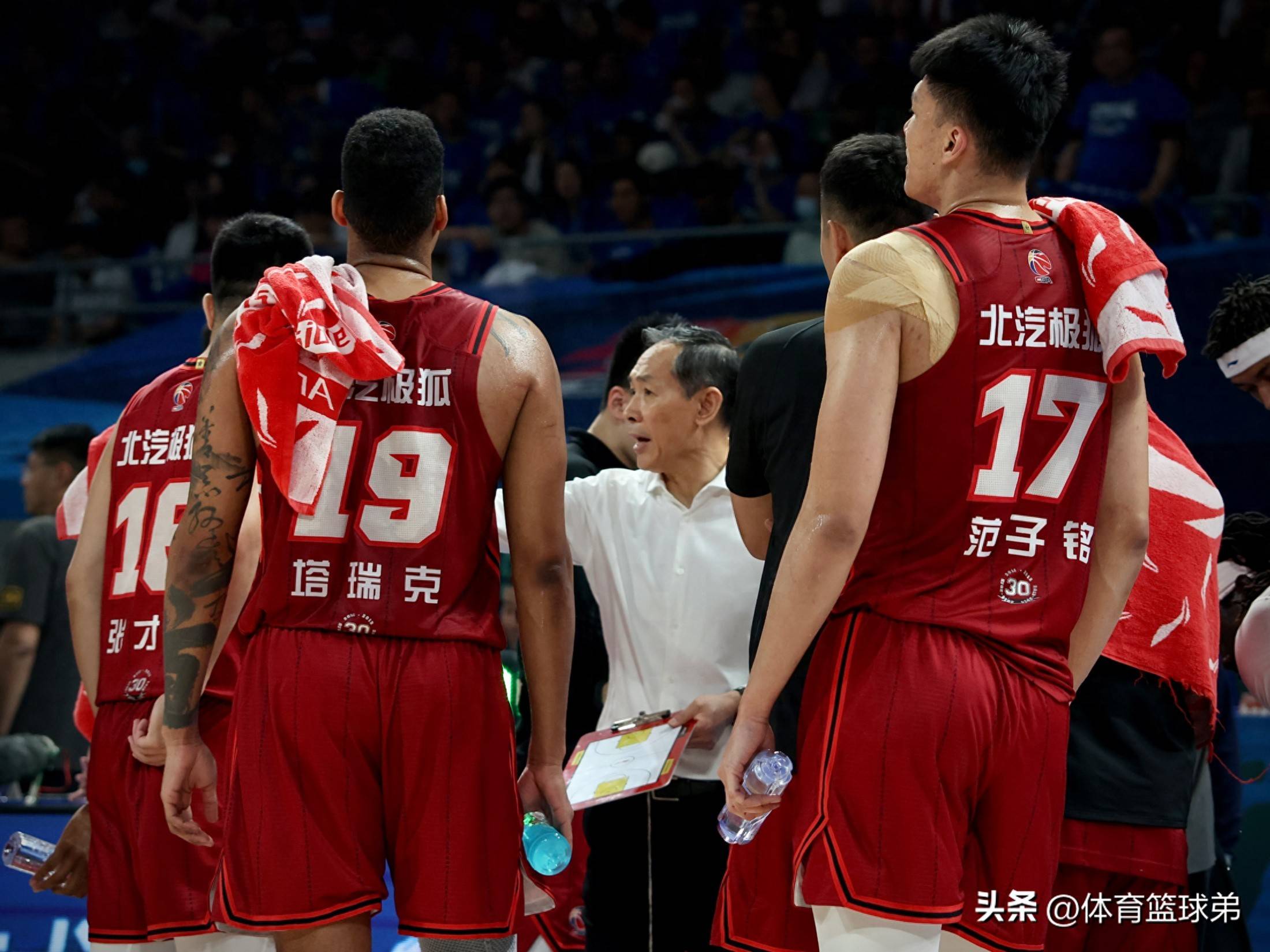 雷速直播-关键时刻外援挺身而出帮助球队取胜