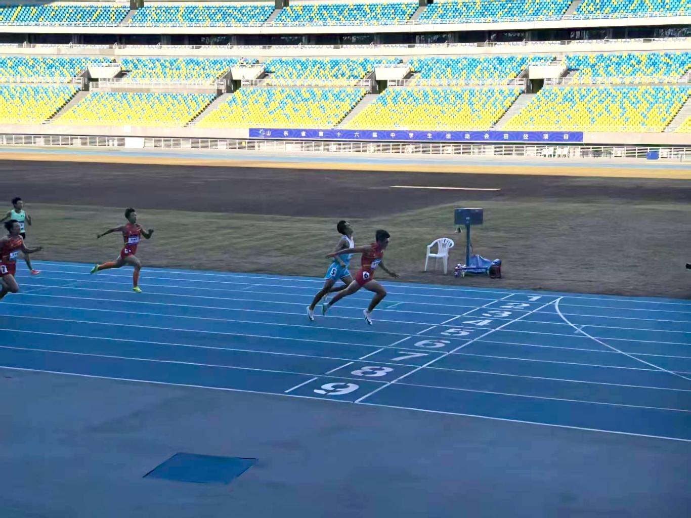 雷速直播-球场上动作敏捷，选手发挥出色取得领先