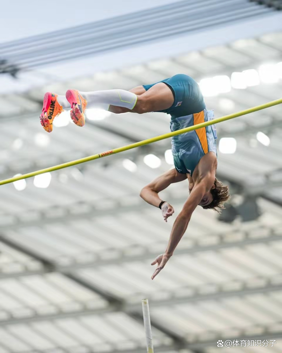 雷速直播-球场上动作敏捷，选手发挥出色取得领先