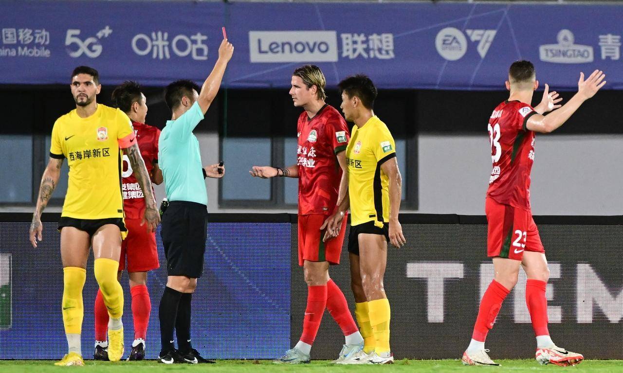 雷速官网-红牌事件引发球员争议，裁判面临压力