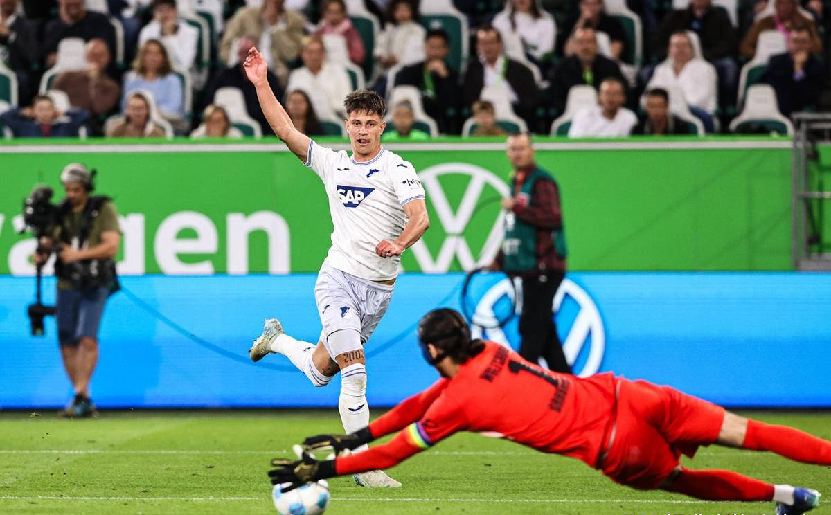 雷速-沃尔夫斯堡防守组织严密，努力守住胜利