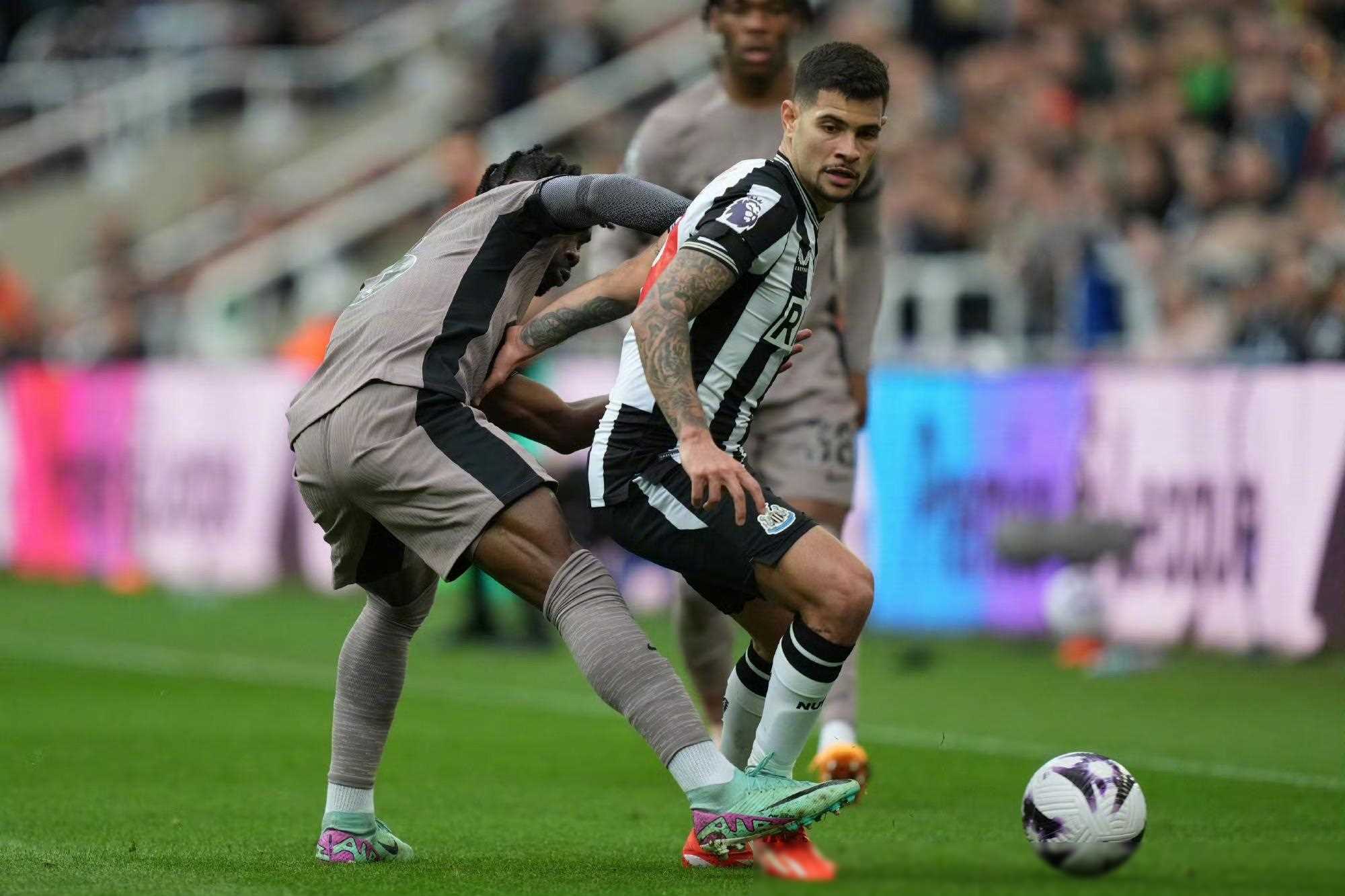 雷速直播-阿尔梅里亚惨败告终，球队陷入低迷期