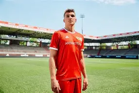 雷速直播-柏林联盟客场战悍猛，继承传统