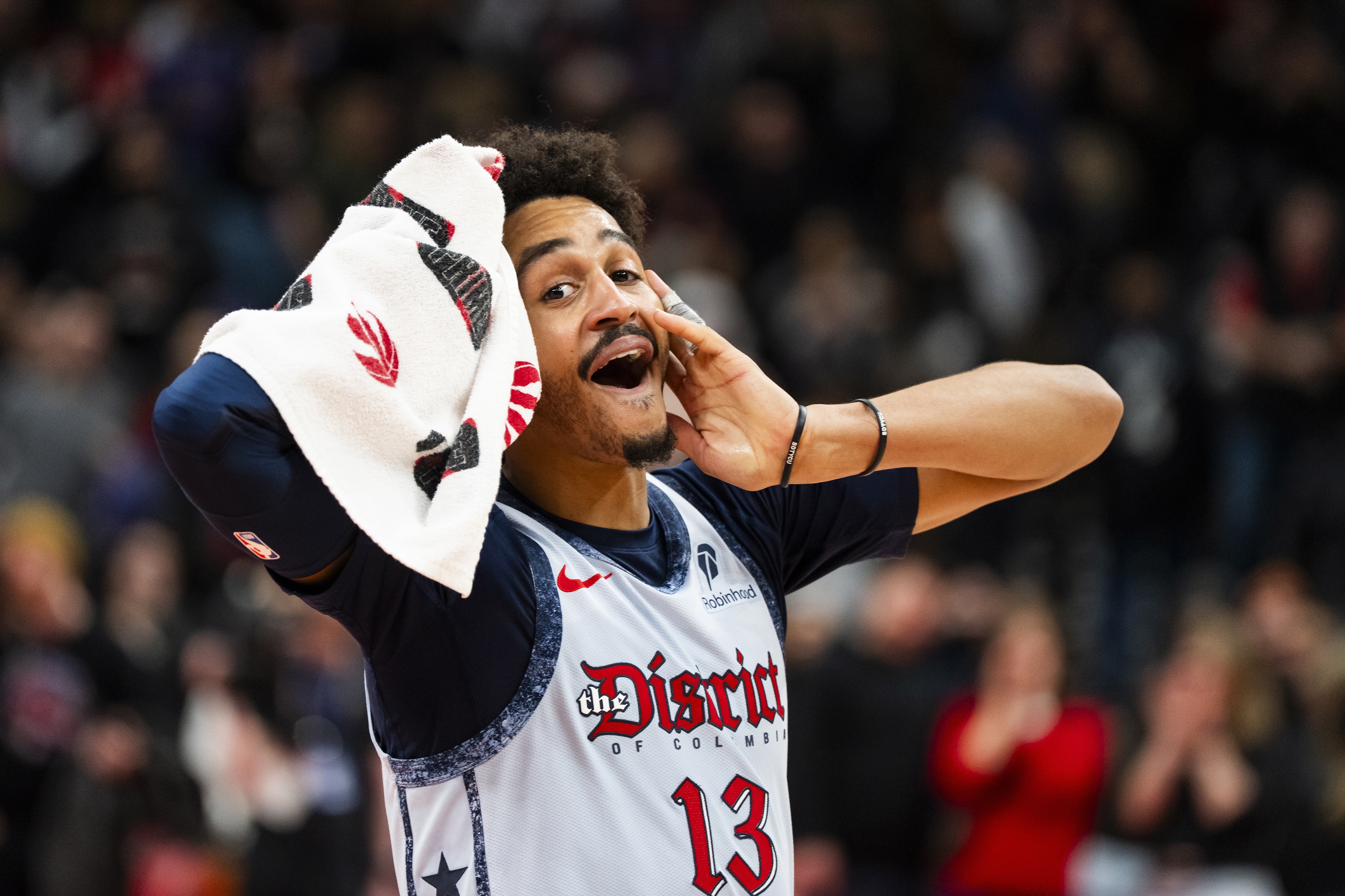 雷速-篮球比赛结束后球员情绪激动