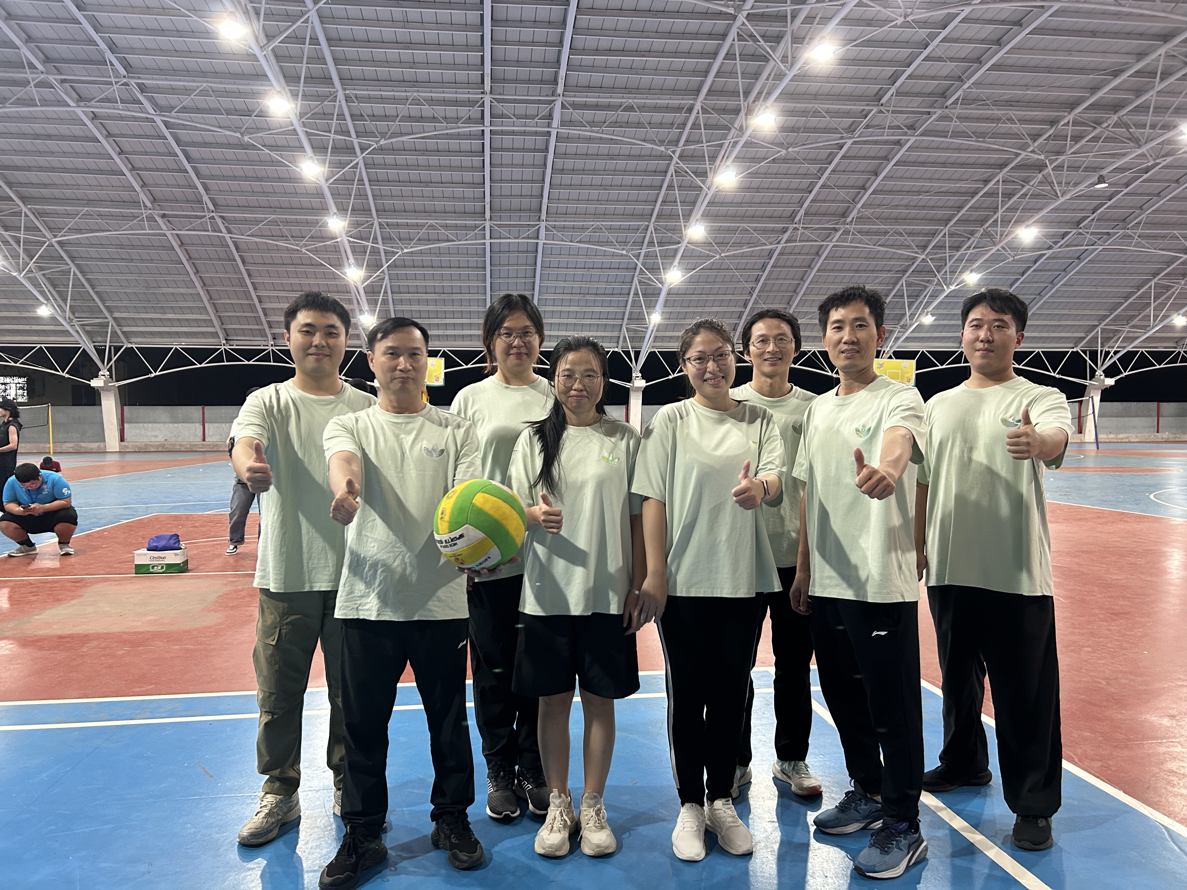 雷速官网下载-队员在比赛中互相配合，形成默契的配合