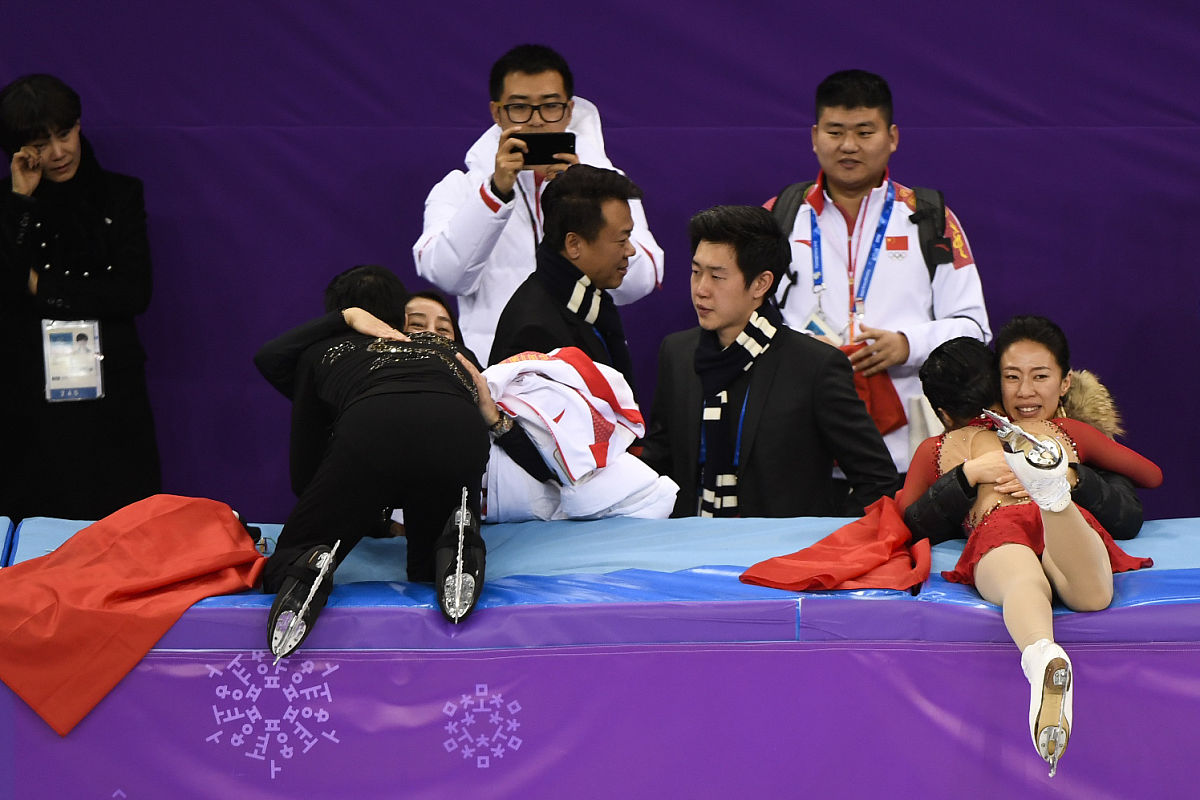 雷速官网下载-队员在比赛中互相配合，形成默契的配合