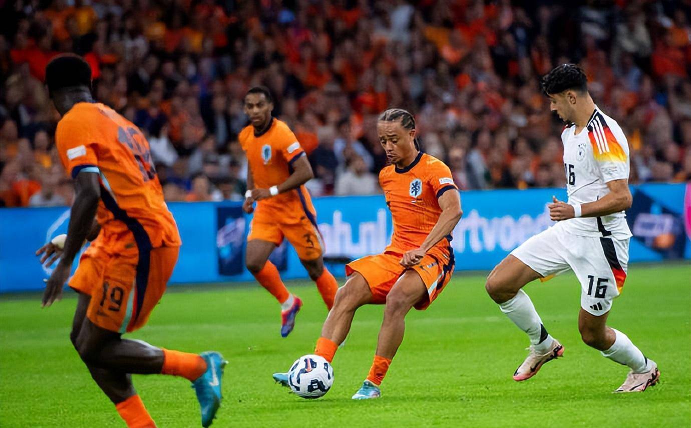 雷速直播-欧国联赛半决赛现场爆发激烈对抗，胜负难断