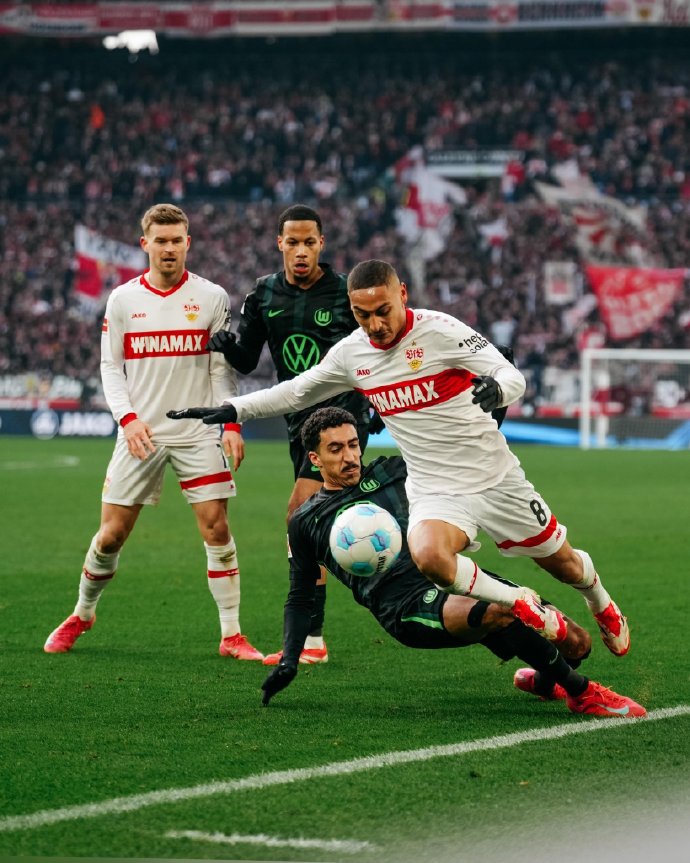 雷速直播-闪耀的沃尔夫斯堡队员们获胜,实力超群